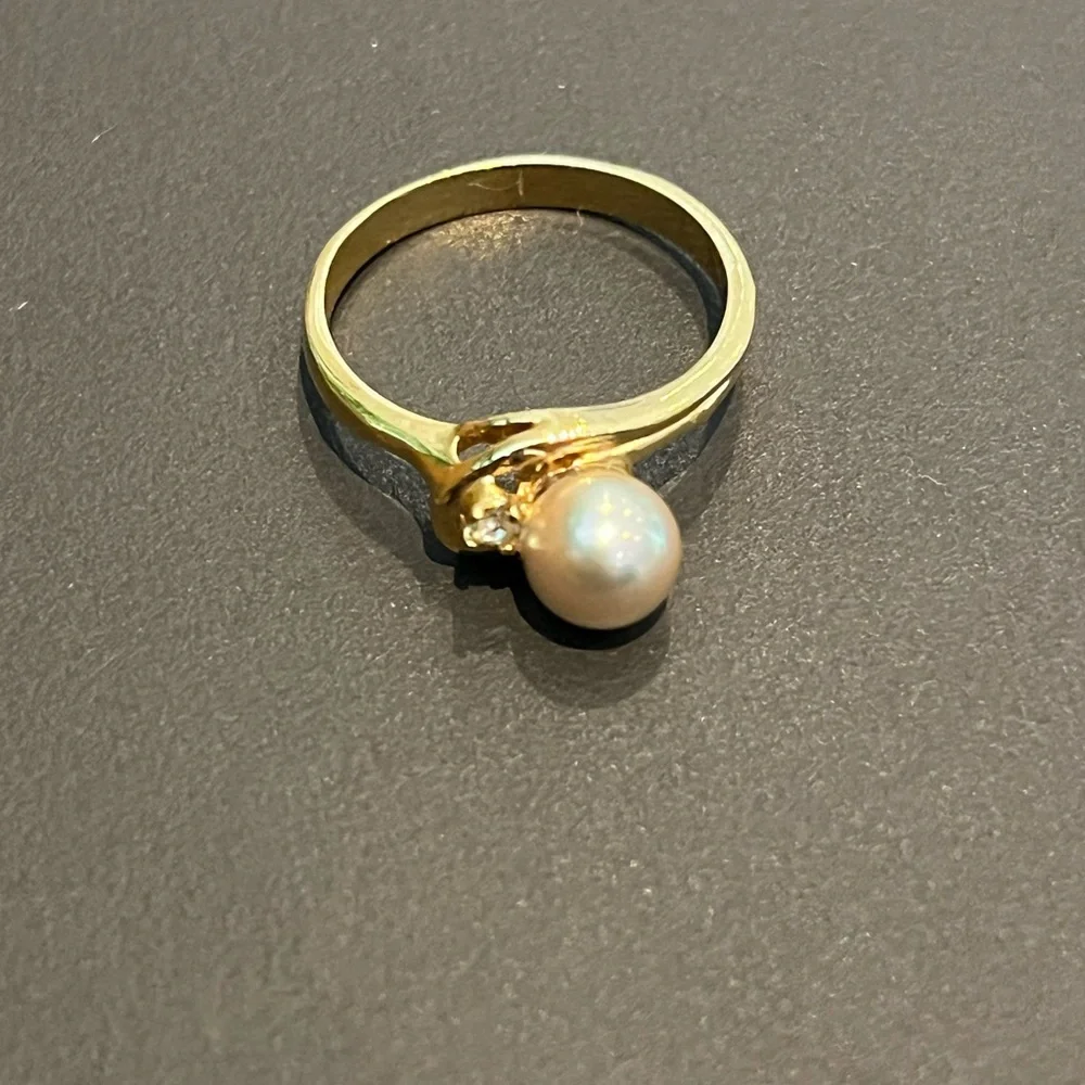 Vintage Elegant Gold Ring with Pearl and Diamond - Picture 3 of 6